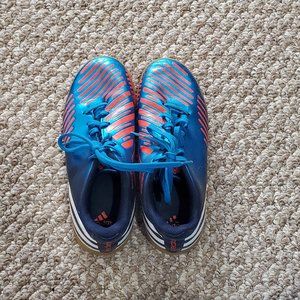 ADIDAS PREDITO SOCCER SHOES SIZE 4